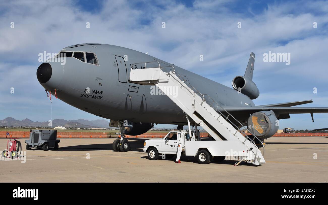 Tucson, AZ, USA - März 23, 2019: EIN US Air Force KC-10 Extender refueler auf der Landebahn von Davis-Monthan Air Force Base. Stockfoto Tucson, AZ, USA - März 23, 2019: EIN US Air Force KC-10 Extender refueler auf der Landebahn von Davis-Monthan Air Force Base. Stockfoto