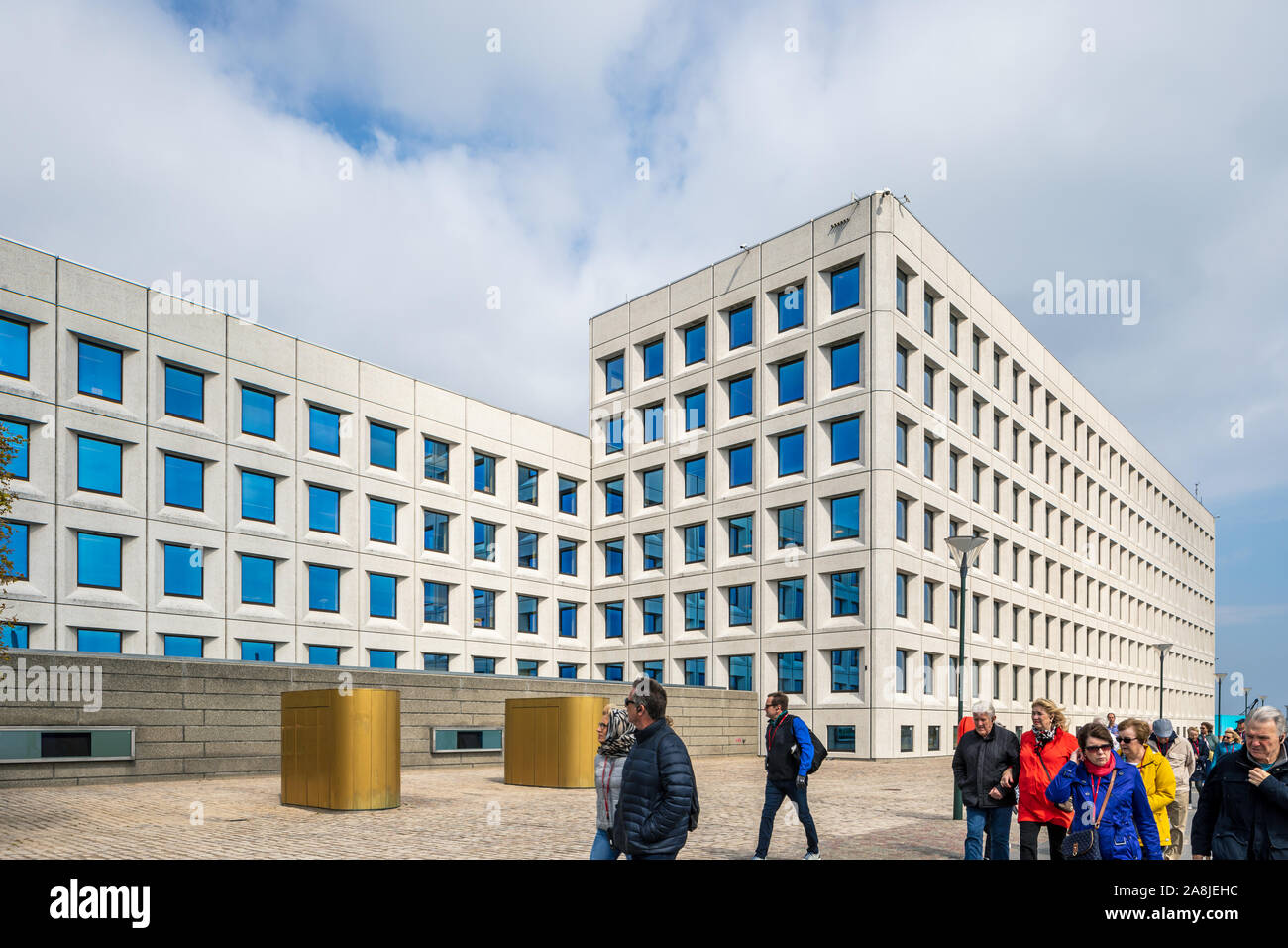 Menschen vorbei gehen. Maersk Hauptquartier, Larsens Plads, Kopenhagen, Dänemark Stockfoto
