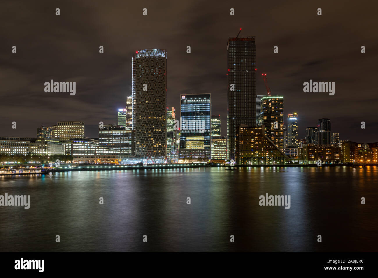 Canary Wharf Skyline von der Themse south bank Stockfoto