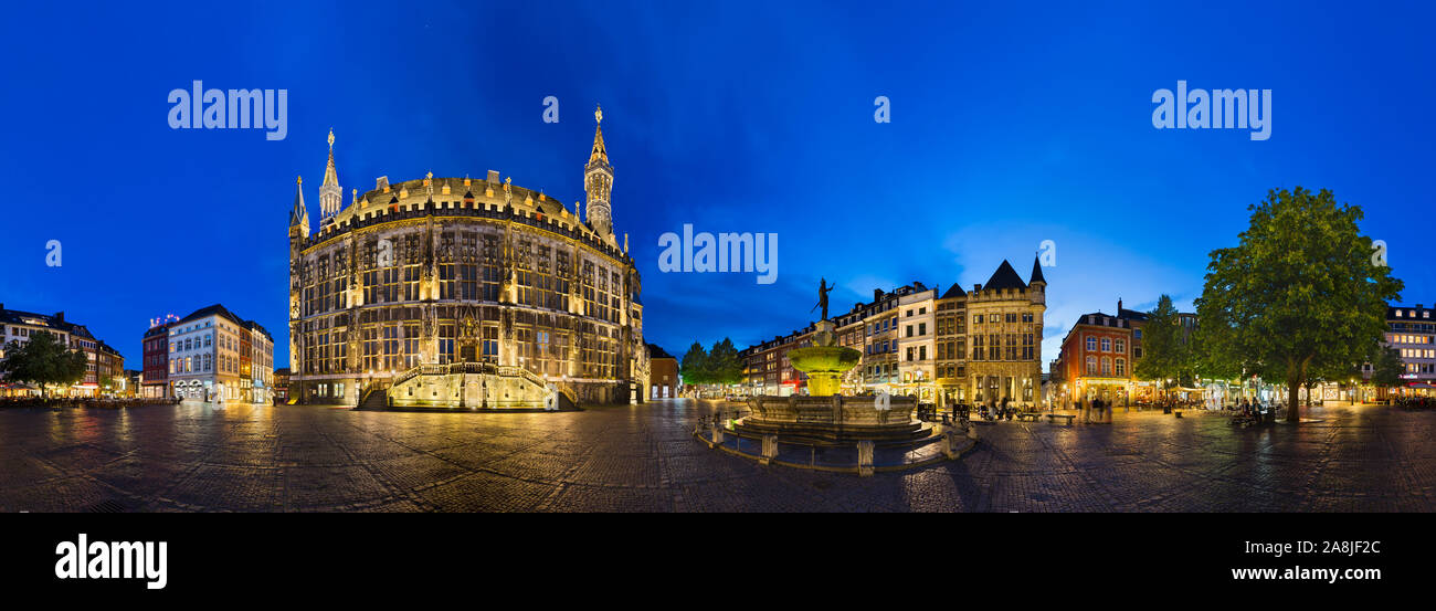 AACHEN - Juni 05: 360 Grad Panorama der berühmten alten Markt in Aachen, Deutschland mit Nacht, Himmel, Karlsbrunnen und das Rathaus auf Ju Stockfoto