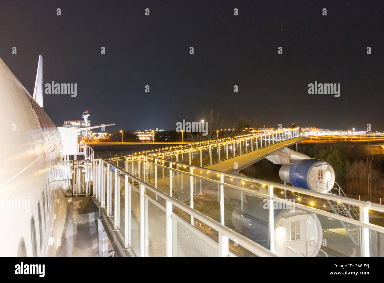 Boeing 747 Flügel verwandelt in ein Hotel äußere Plattform für Gäste, Stockholm Flughafen, Schweden 2019 Stockfoto