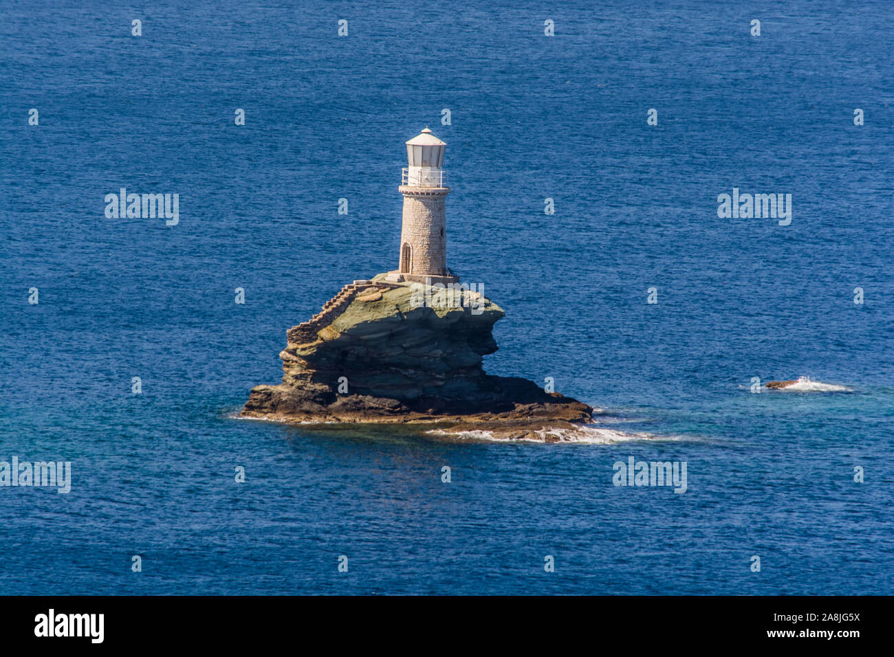 Berühmte Leuchtturm an der Chora von Andros an einem schönen Tag, Kykladen, Griechenland Stockfoto