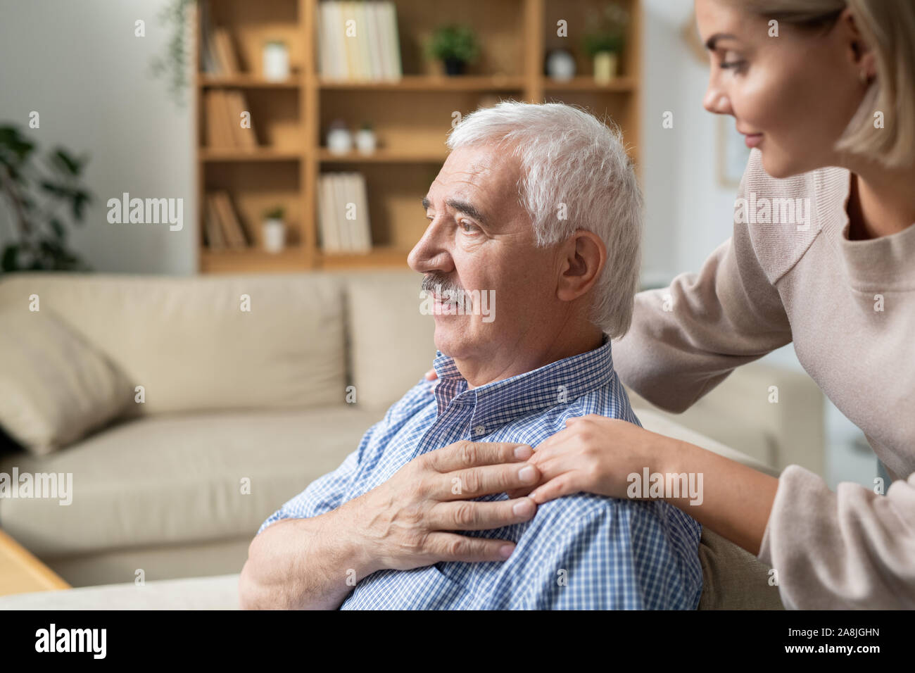 Sick pensionierter Mann mit grauen Haaren die Hand seiner jungen Tochter achten Stockfoto