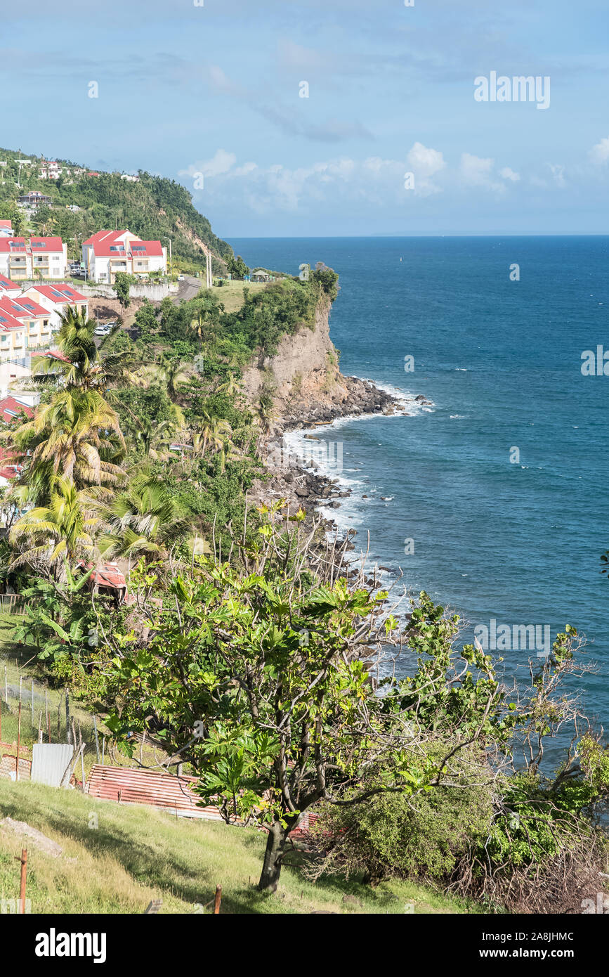 Basse Terre in Guadeloupe, Panorama von Trois-Rivieres Dorf, Blick auf die Klippen Stockfoto