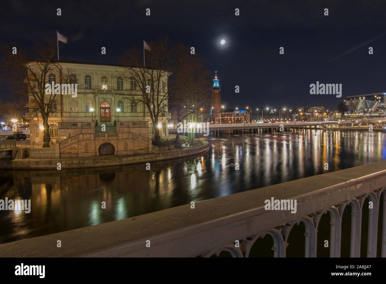 Öffentliche Gebäude und Panoramablick auf den Fluss Stockholm von einer Brücke bei Nacht, Langzeitbelichtung, Schweden 2019 Stockfoto