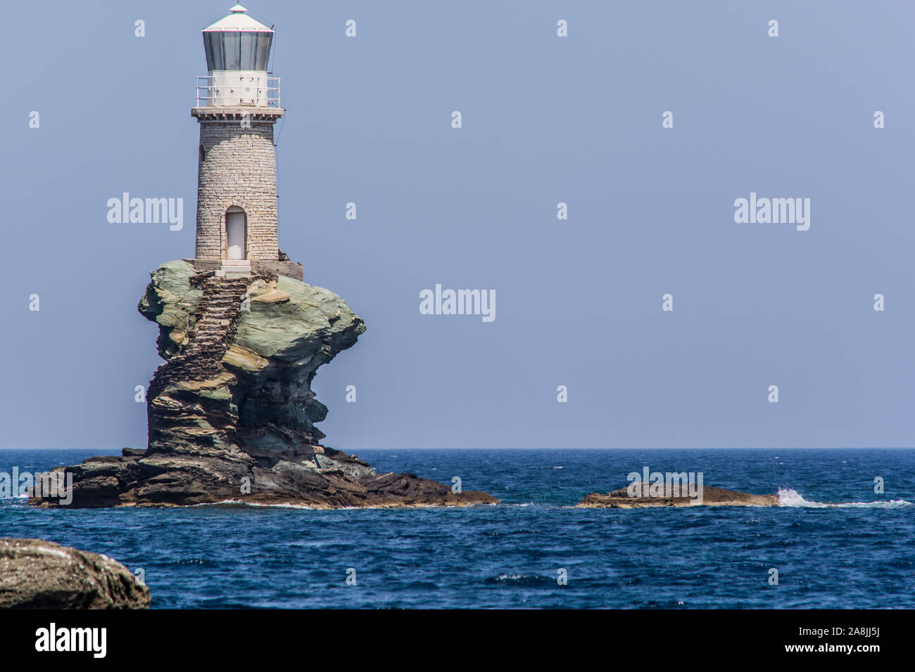 Berühmte Leuchtturm an der Chora von Andros an einem schönen Tag, Kykladen, Griechenland Stockfoto