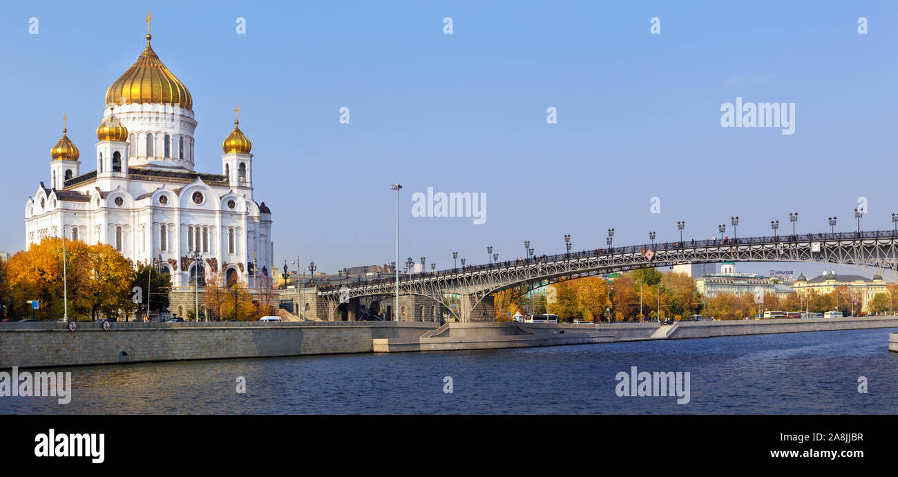 Blick auf die Christ-Erlöser-Kathedrale und die Patriarchale Brücke in der Stadt Moskau, Russland Stockfoto