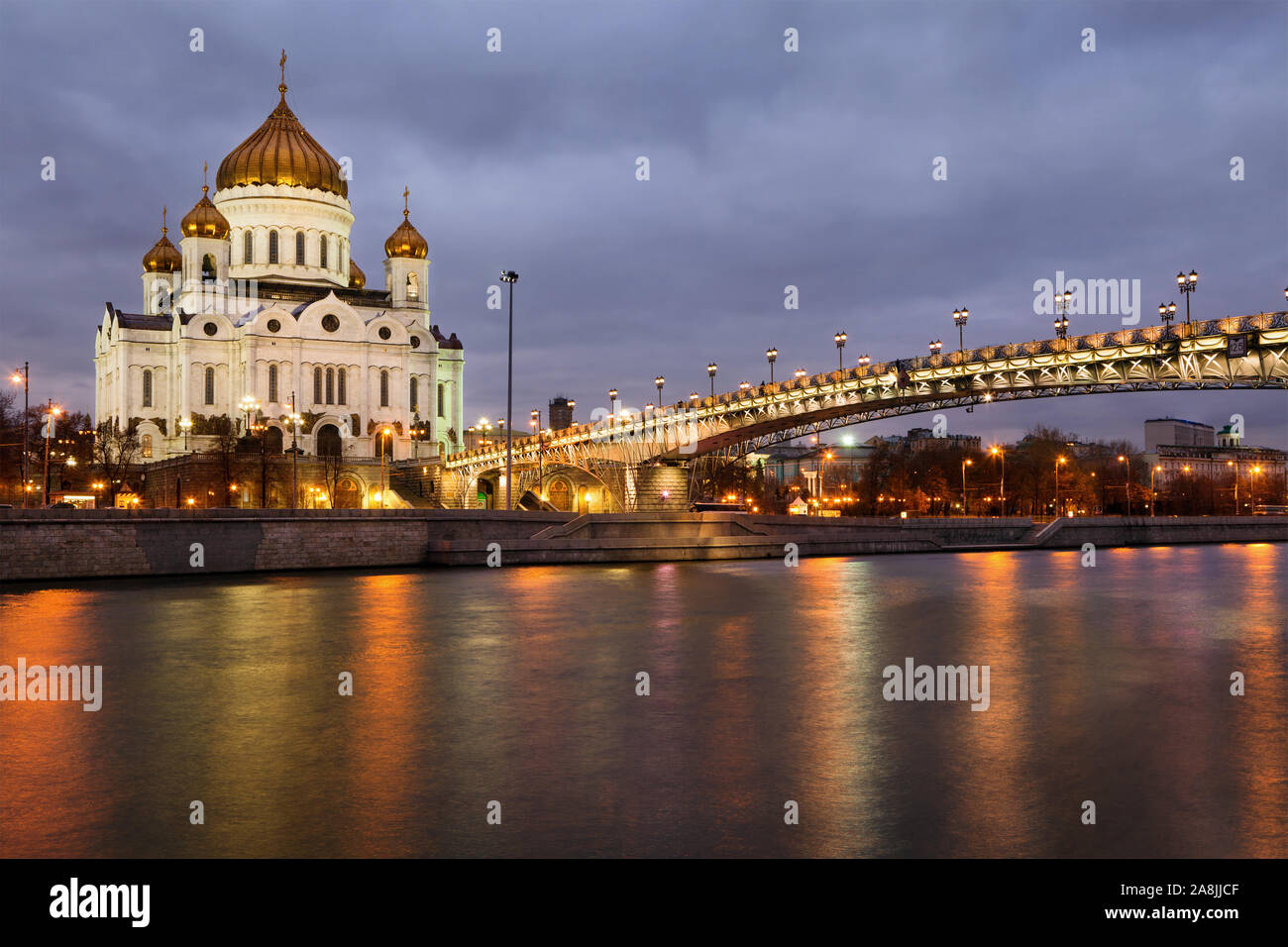 Blick auf die Christ-Erlöser-Kathedrale und die Patriarchale Brücke in der Stadt Moskau, Russland Stockfoto
