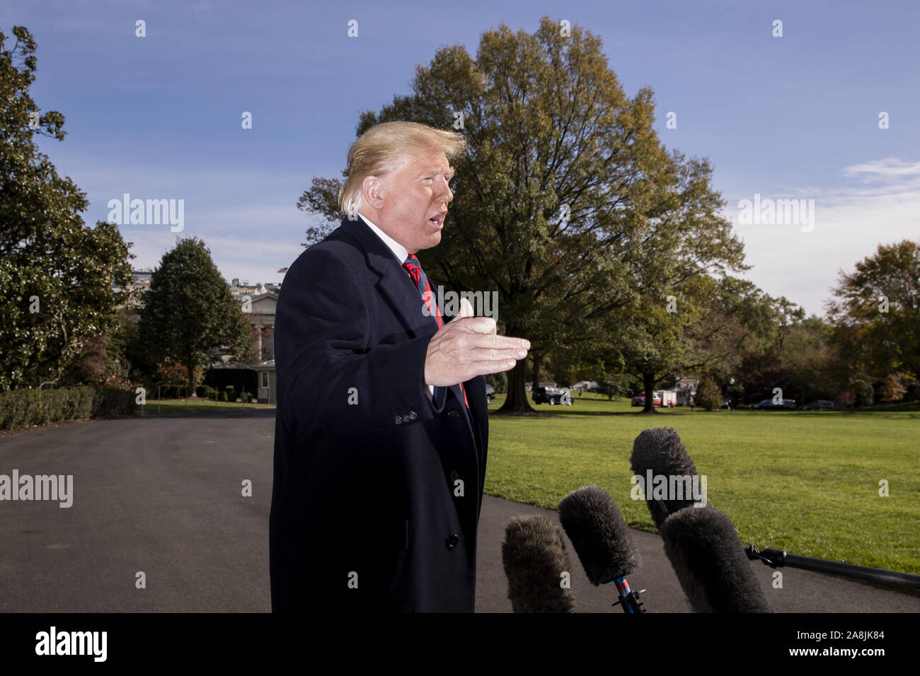 Washington, USA. 9 Nov, 2019. Präsident Donald Trump liefert kurze Bemerkungen zu den Mitgliedern der Medien vor dem Abflug mit First Lady Melania Trump (nicht abgebildet) auf dem Südrasen des Weißen Hauses in Washington, DC, am Samstag, den 9. November 2019. Der Präsident und die First Lady besuchen eine National Collegiate Athletic Association (NCAA) Fußballspiel zwischen Alabama und Louisiana State University in Tuscaloosa, Alabama, und dann in New York City durch Veteranen Tag bleiben. Foto von Michael Reynolds/UPI Quelle: UPI/Alamy leben Nachrichten Stockfoto