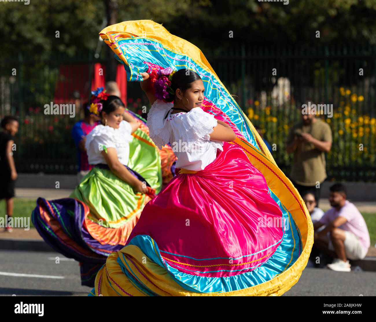 Washington DC, USA - 21. September 2019: Die Fiesta DC, Costa Rica Tänzer tragen eines traditionellen Guanacaste Kleid, Tanzen während der Parade Stockfoto