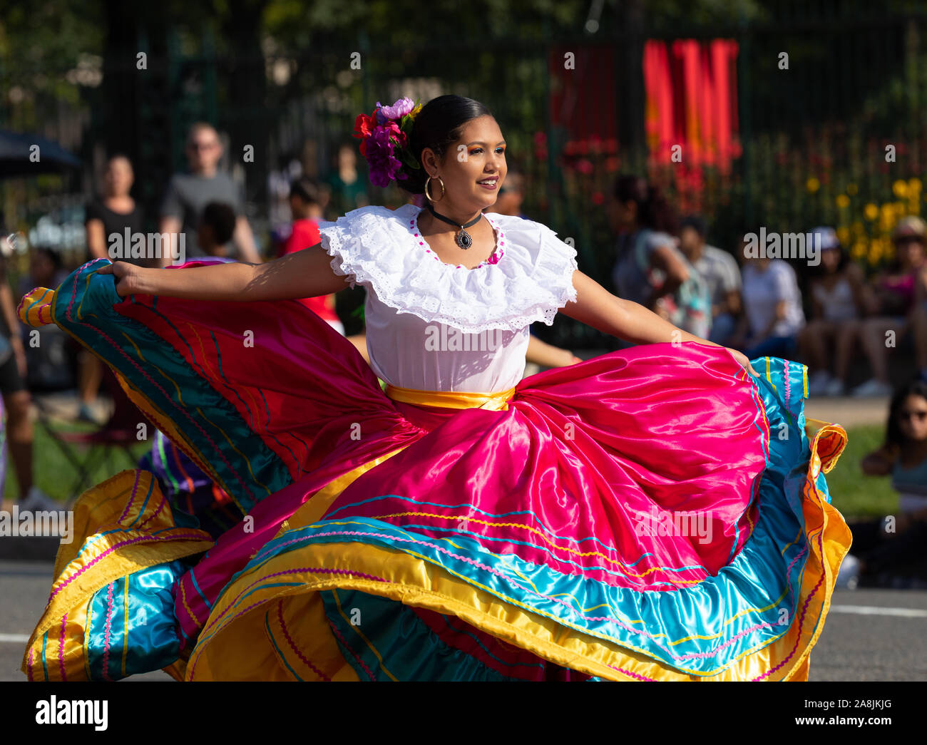 Washington DC, USA - 21. September 2019: Die Fiesta DC, Costa Rica Tänzer tragen eines traditionellen Guanacaste Kleid, Tanzen während der Parade Stockfoto