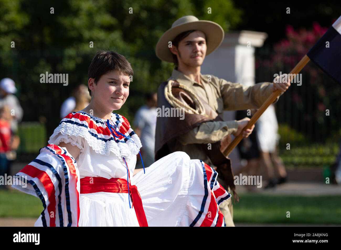 Washington DC, USA - 21. September 2019: Die Fiesta DC, Costa Rica Tänzer tragen eines traditionellen Alajuela Kleid während der Parade Stockfoto