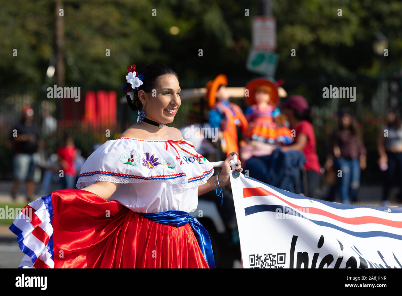 Washington DC, USA - 21. September 2019: Die Fiesta DC, Costa Rica Tänzer tragen eines traditionellen Cartago Kleid während der Parade Stockfoto