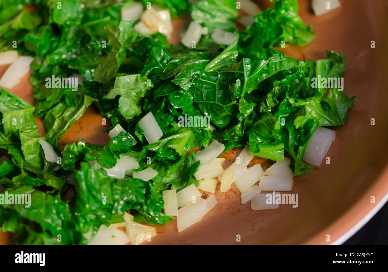 Frische gehackte Organische super Essen Kale Blatt und Zwiebel gedünstet werden. Selbst angebautes Gemüse aus dem Gemüsegarten. Köstliche, nahrhafte gesund. Stockfoto