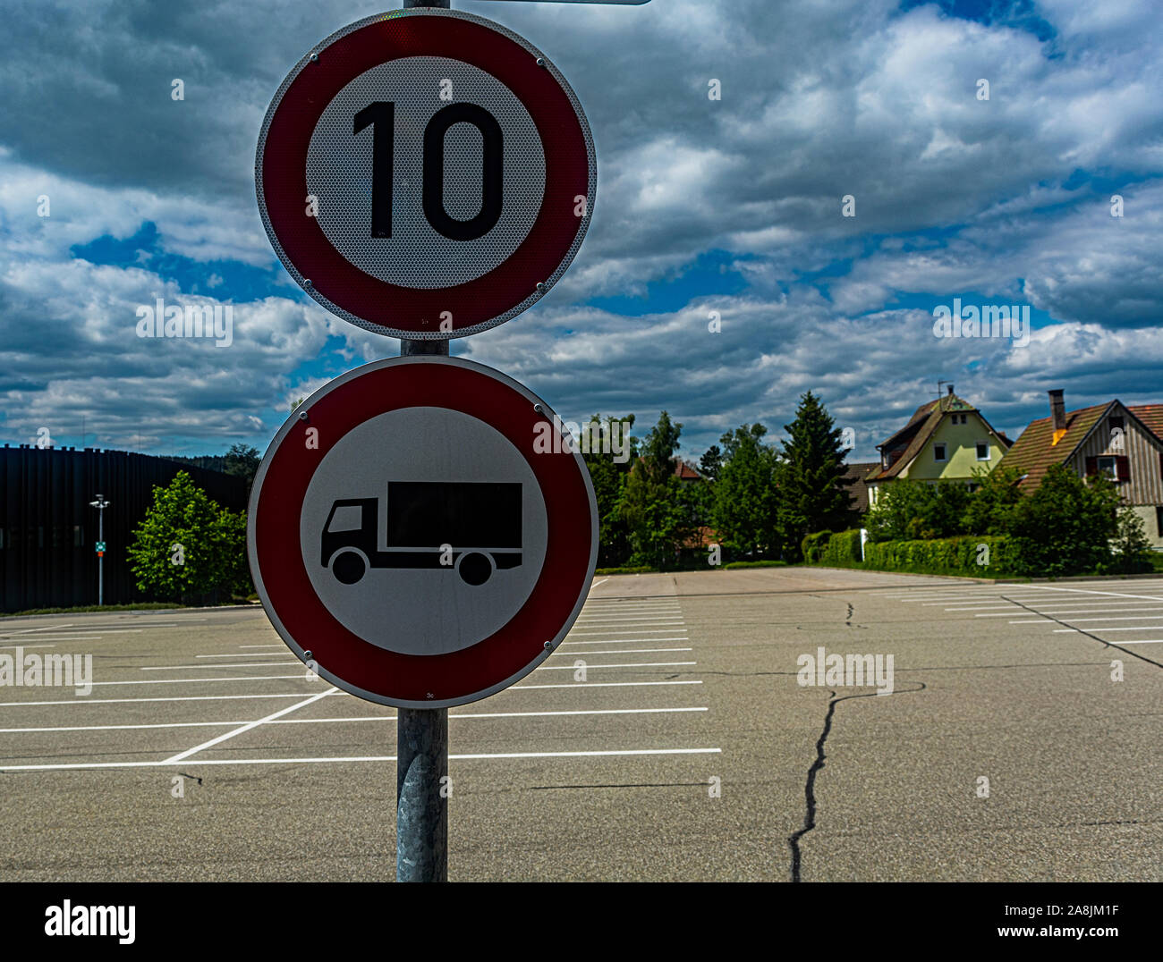Straße restriktive Runde anmelden. Geschwindigkeit und Fahrzeug. Nach oben Schließen Stockfoto