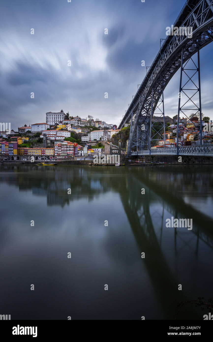 Dom Luis Brücke und Porto Ribeira an einem bewölkten Tag im Winter. Douro ruhigen Wassern spiegeln die Arch. Gustav Eiffel Brücke. Porto, Portugal Stockfoto