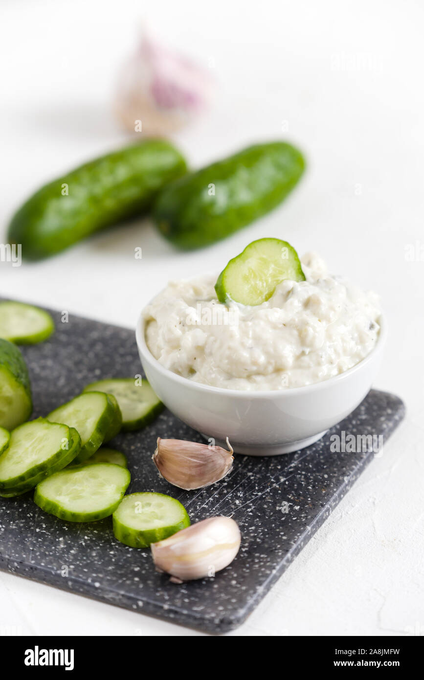 Griechischen tzatziki Sauce mit Joghurt, Gurken und Knoblauch Stockfoto