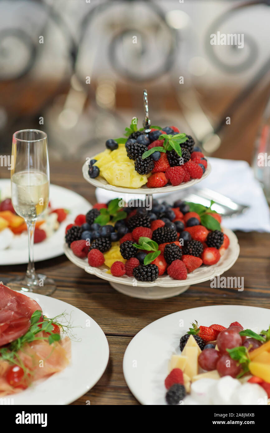 Rohe frische organische Obst und Beeren Platte Stockfoto