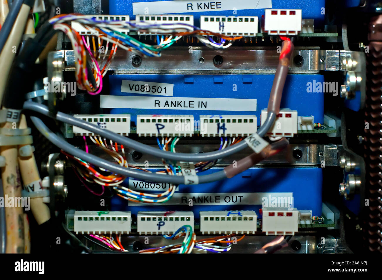 Ein Durcheinander von Schalter und Stromkreise Befugnisse M2 V2, ein lebensgroßes zweibeinigen Roboter am Institut für Mensch und Maschine erkennen in Pensacola, Florida. Stockfoto