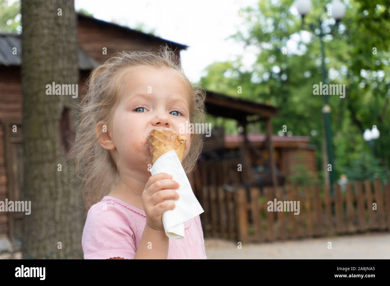 Kleines Mädchen essen ein Eis im Park Stockfoto