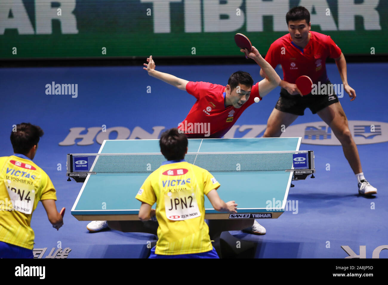 Tokio, Japan. 9 Nov, 2019. Xin Xu und Jingkun Liang von China in Aktion gegen Maharu Yoshimura und Koki Niwa in Japan während der Herren Mannschaften Halbfinale Spiel bei der International Table Tennis Federation (ITTF) Team Wm Tokio 2019 an der Tokyo Metropolitan Gymnasium. China besiegt Japan mit 3-0. Credit: Rodrigo Reyes Marin/ZUMA Draht/Alamy leben Nachrichten Stockfoto