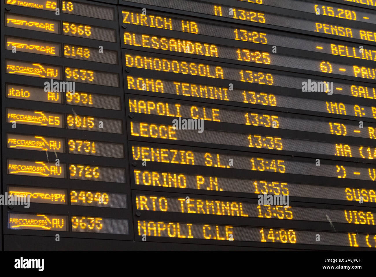 Milano (Mailand), Italien. Vom 9. Februar 2018. Ein board mit der geplanten Abfahrt der Züge vom Hauptbahnhof entfernt. Stockfoto