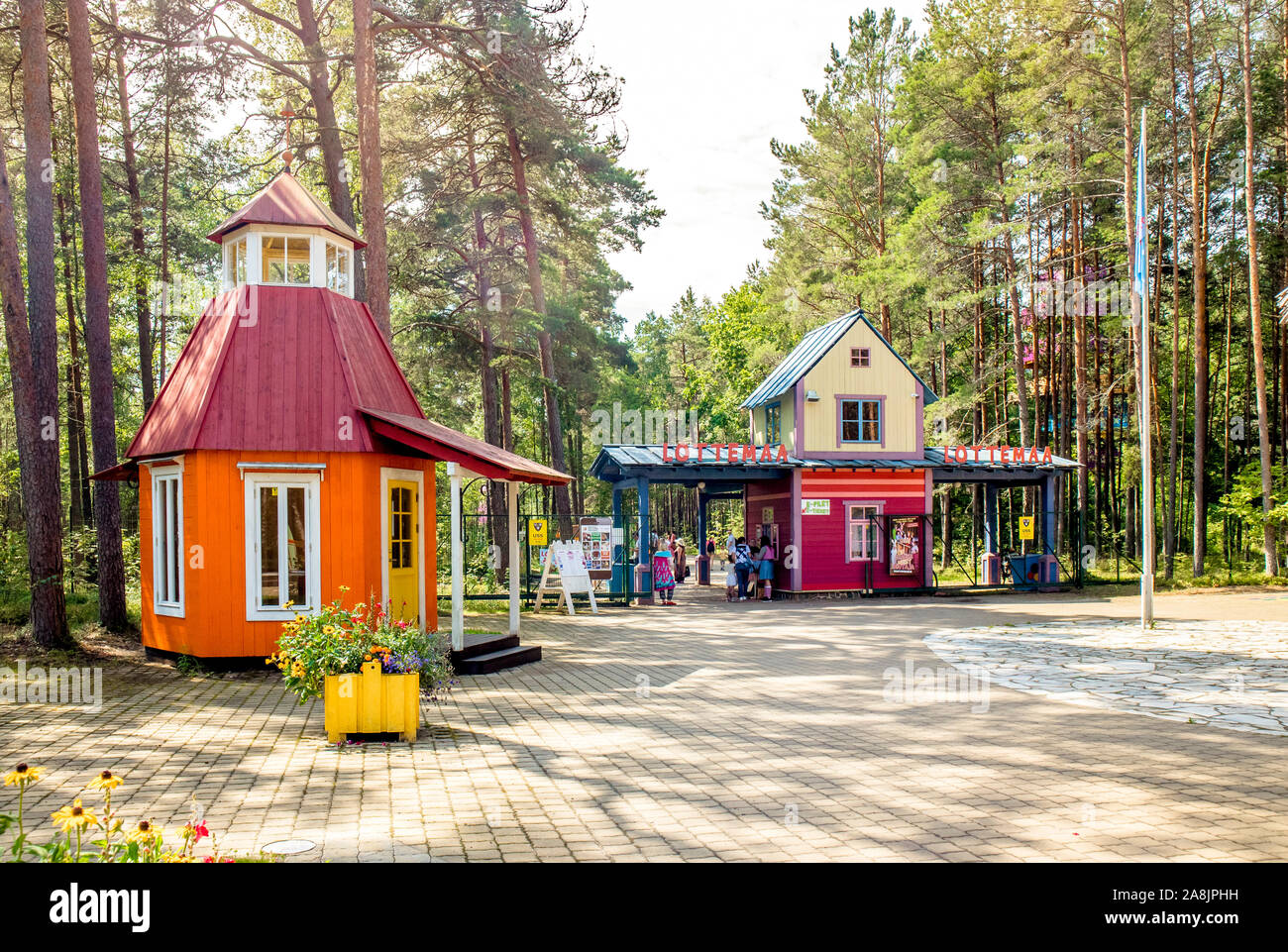 Reiu küla, Pärnumaa/Estonia-23Jul2019: Kinder-Freizeitpark Lottemaa (Dorf Lotte) mit bunten Holzhäusern in Wald, gebaut von Lotte Auto Stockfoto