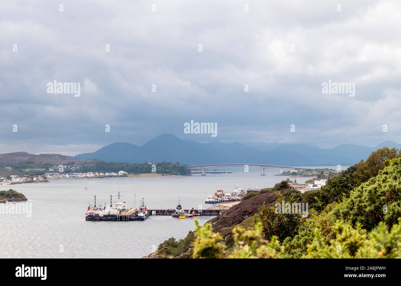 Skye Island, Kyleakin/Schottland, UK-23Aug2019. Die Skye-Brücke verbindet die Insel Skye mit dem Festland. Vom Aussichtspunkt aus gesehen, Inselberge in der dis Stockfoto