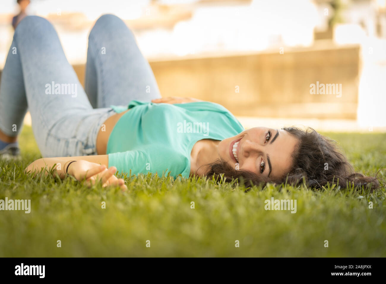 Fotograf Mädchen, die auf dem Gras glücklich und lächelnd, entspannend Stockfoto
