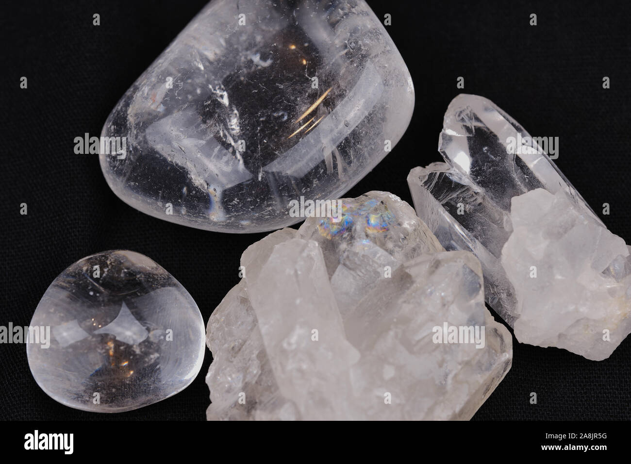 Verschiedene Bergkristalle auf schwarzem Hintergrund Stockfoto