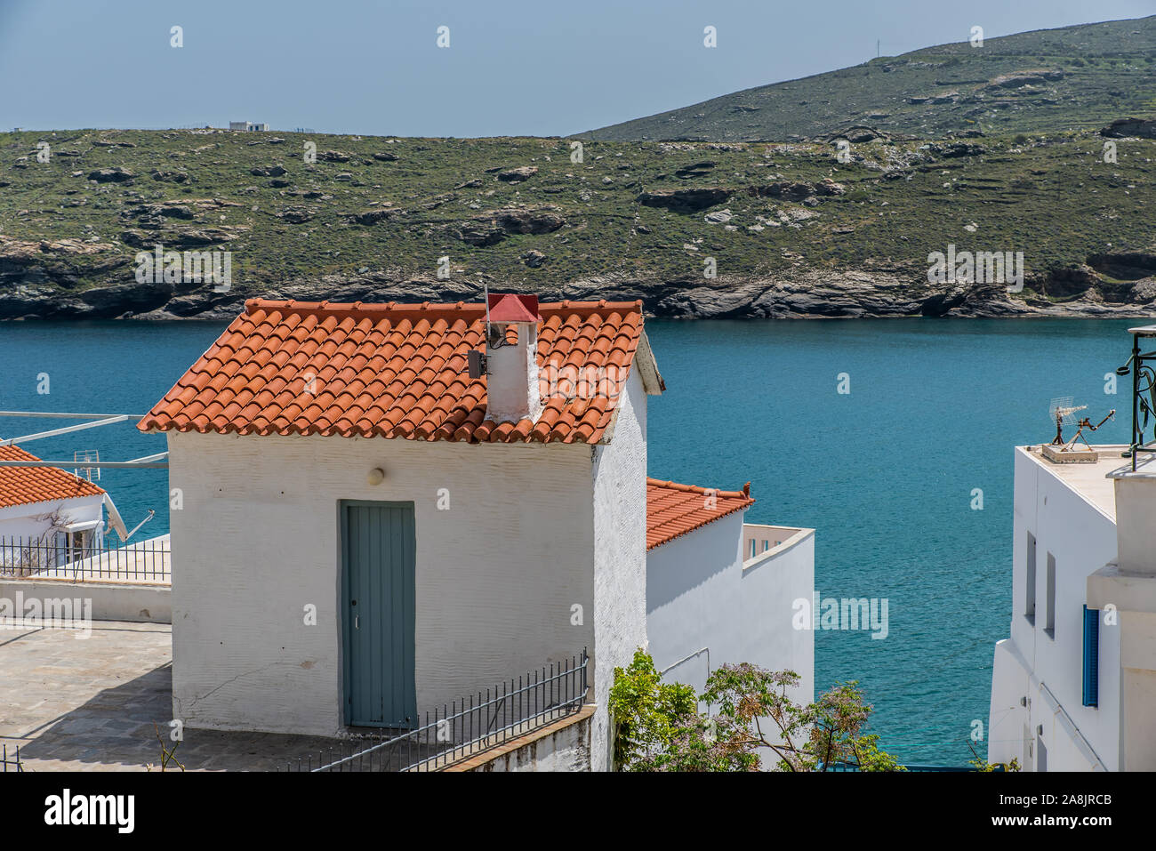 Chora von Andros, Blick auf die Häuser vor dem Meer Stockfoto