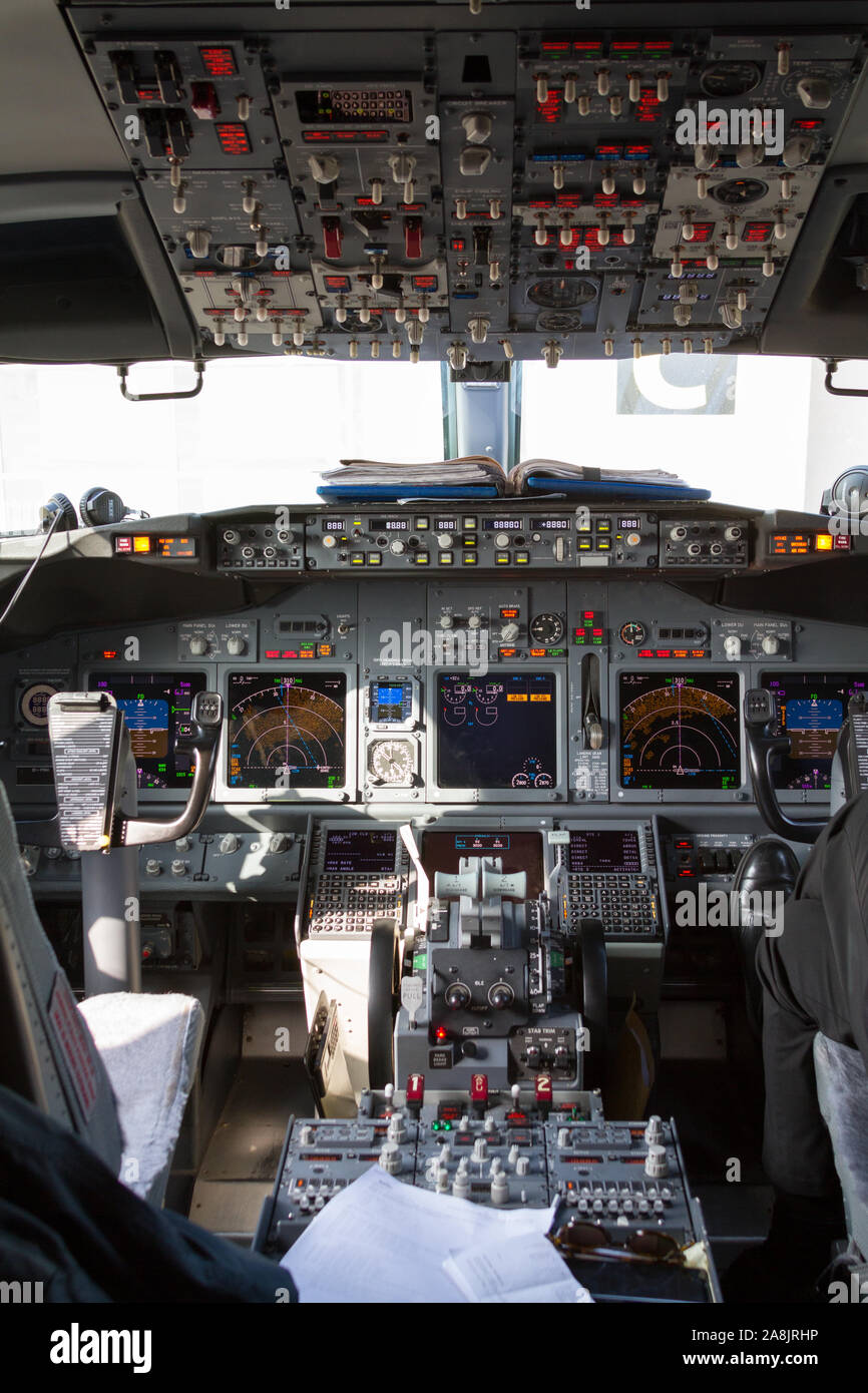 Das Cockpit der Boeing 737-800 Flugzeuge. Stockfoto