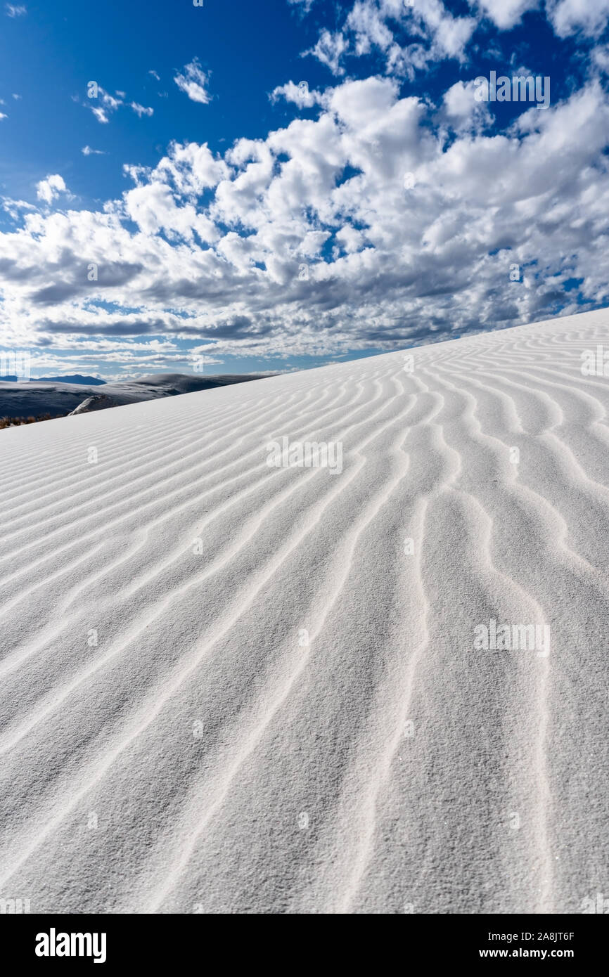 Wellen in einer weißen Sanddüne vor blauem Himmel am White Sands National Monument, New Mexico, USA Stockfoto