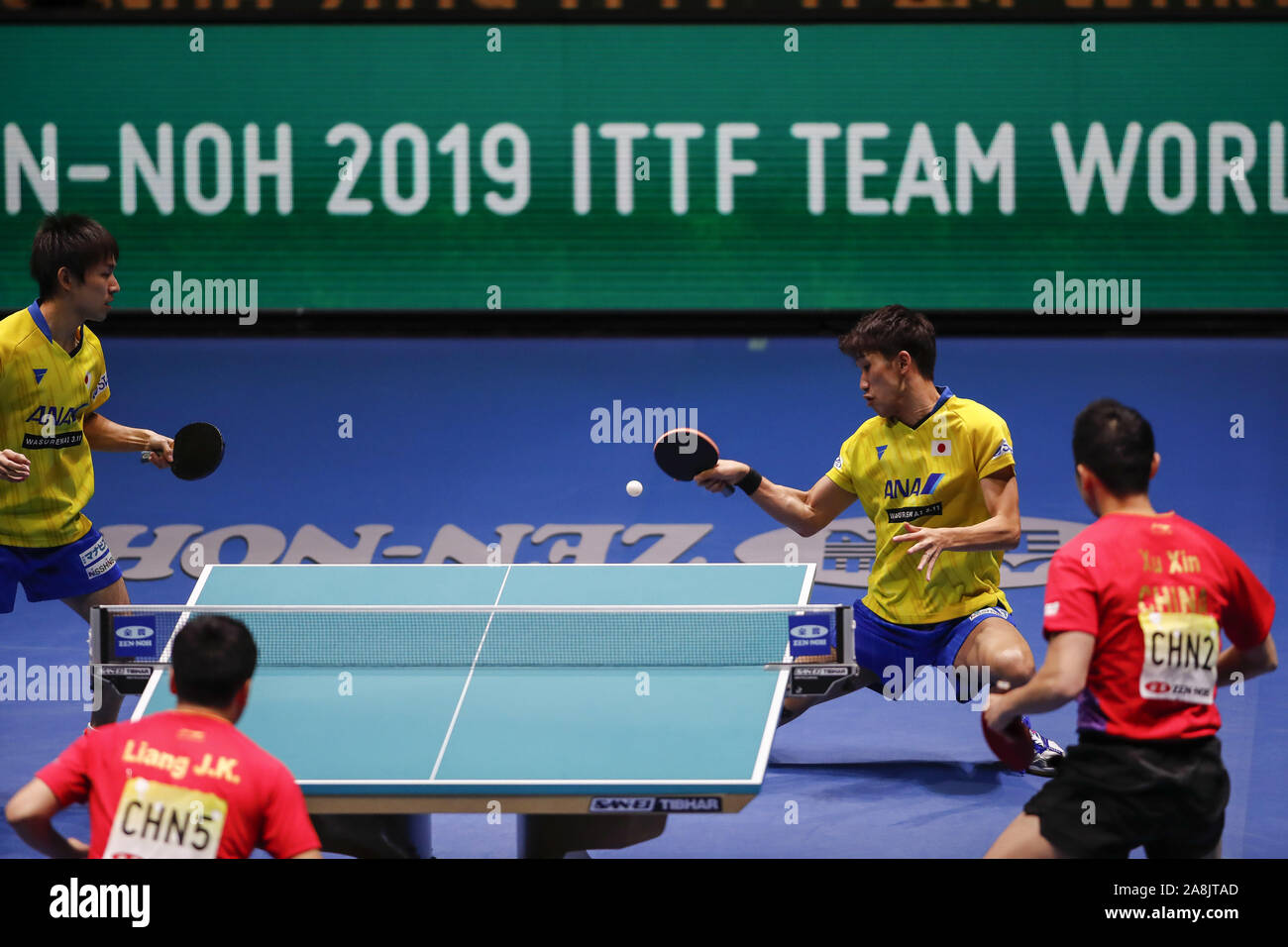 Tokio, Japan. November 9, 2019, Tokyo, Japan: Koki Niwa und Maharu Yoshimura von Japan in Aktion gegen Jingkun Liang und Xin Xu China während der Herren Mannschaften Halbfinale Spiel bei der International Table Tennis Federation (ITTF) Team Wm Tokio 2019 an der Tokyo Metropolitan Gymnasium. China besiegt Japan mit 3-0. Credit: Rodrigo Reyes Marin/ZUMA Draht/Alamy leben Nachrichten Stockfoto