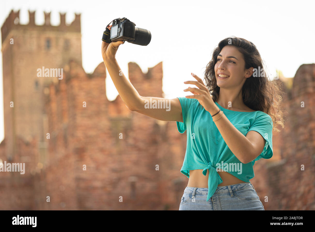 Mädchen nehmen einer selfie mit einer großen Kamera, alte Technologie Stockfoto