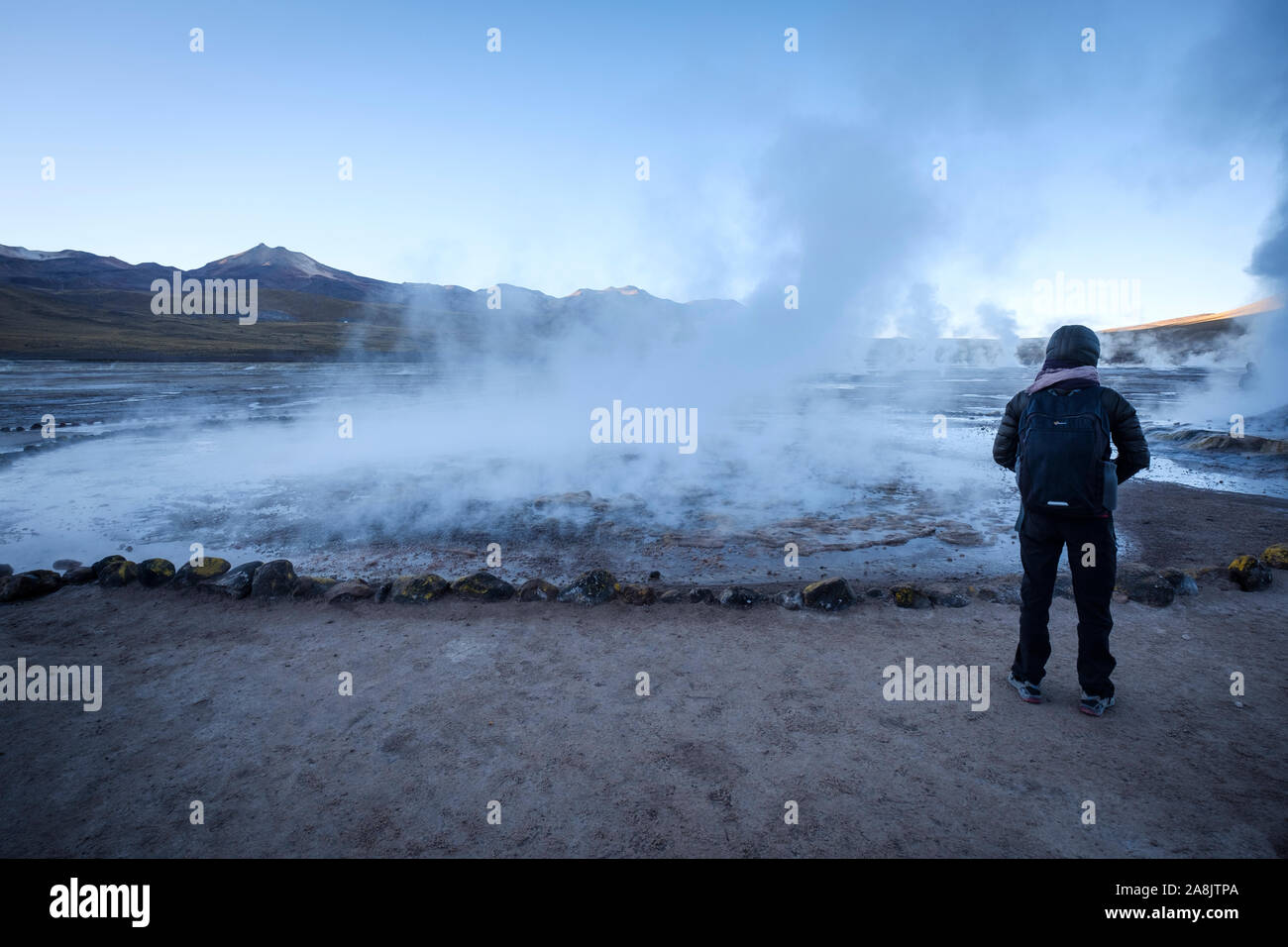 Touristische vor Der fumarolen von El Tatio Geysir Feld im Norden Chiles Stockfoto