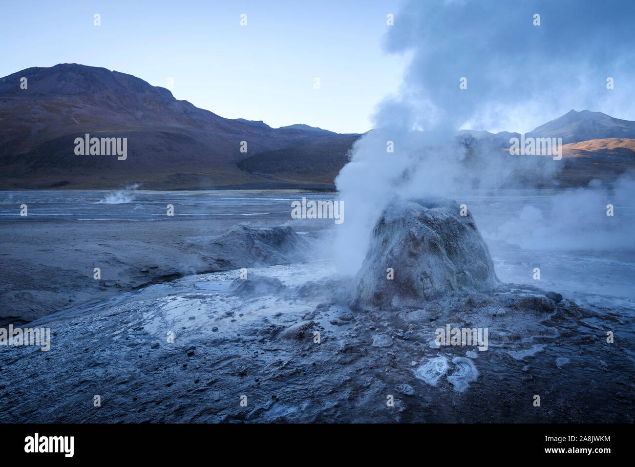 Fumarola von Dampf von El Tatio Geysir Feld im Norden Chiles Stockfoto