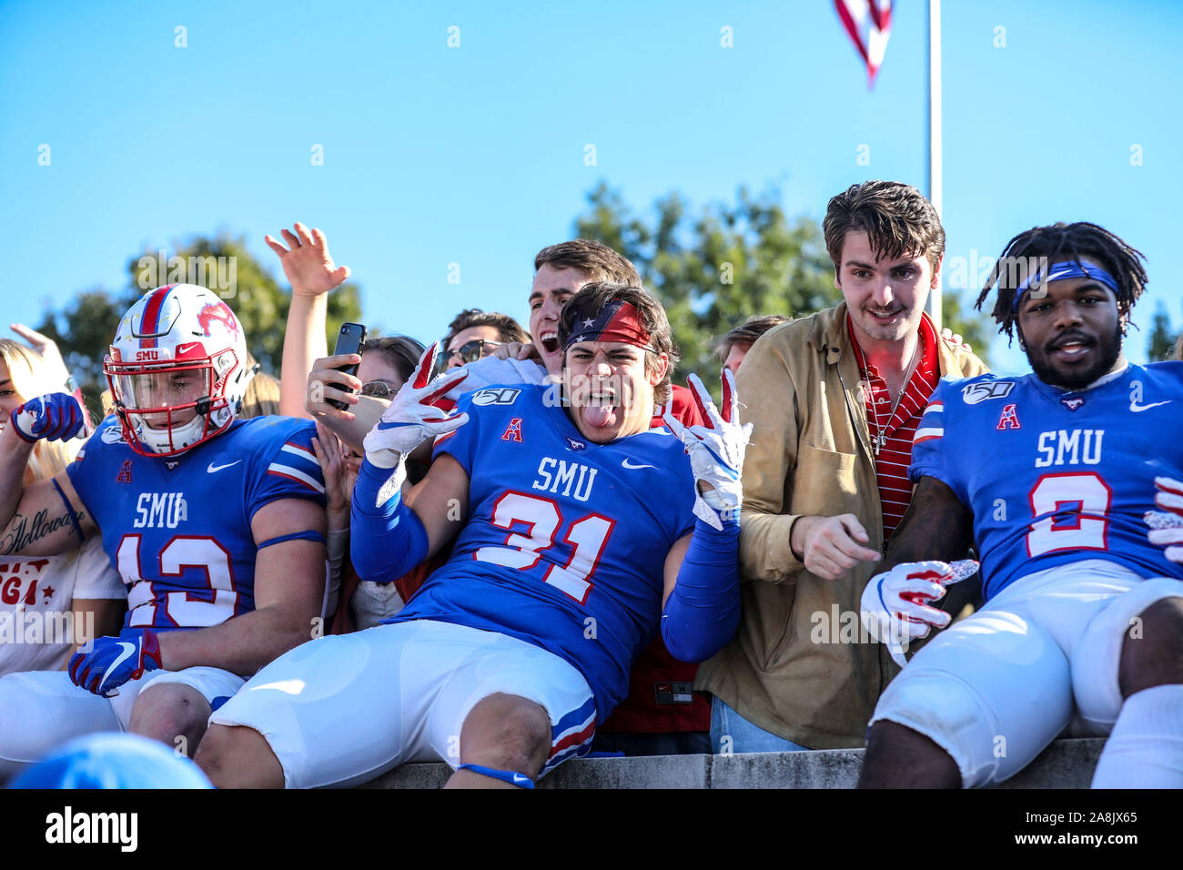 November 9, 2019: SMU fußball Spieler gehen in die Standplätze teh Mustang's Sieg Nach dem NCAA Football Spiel zwischen der SMU Mustangs und die ECU Piraten an Gerald J. Ford Stadion in Dallas, TX feiern. Kyle Okita/CSM Stockfoto