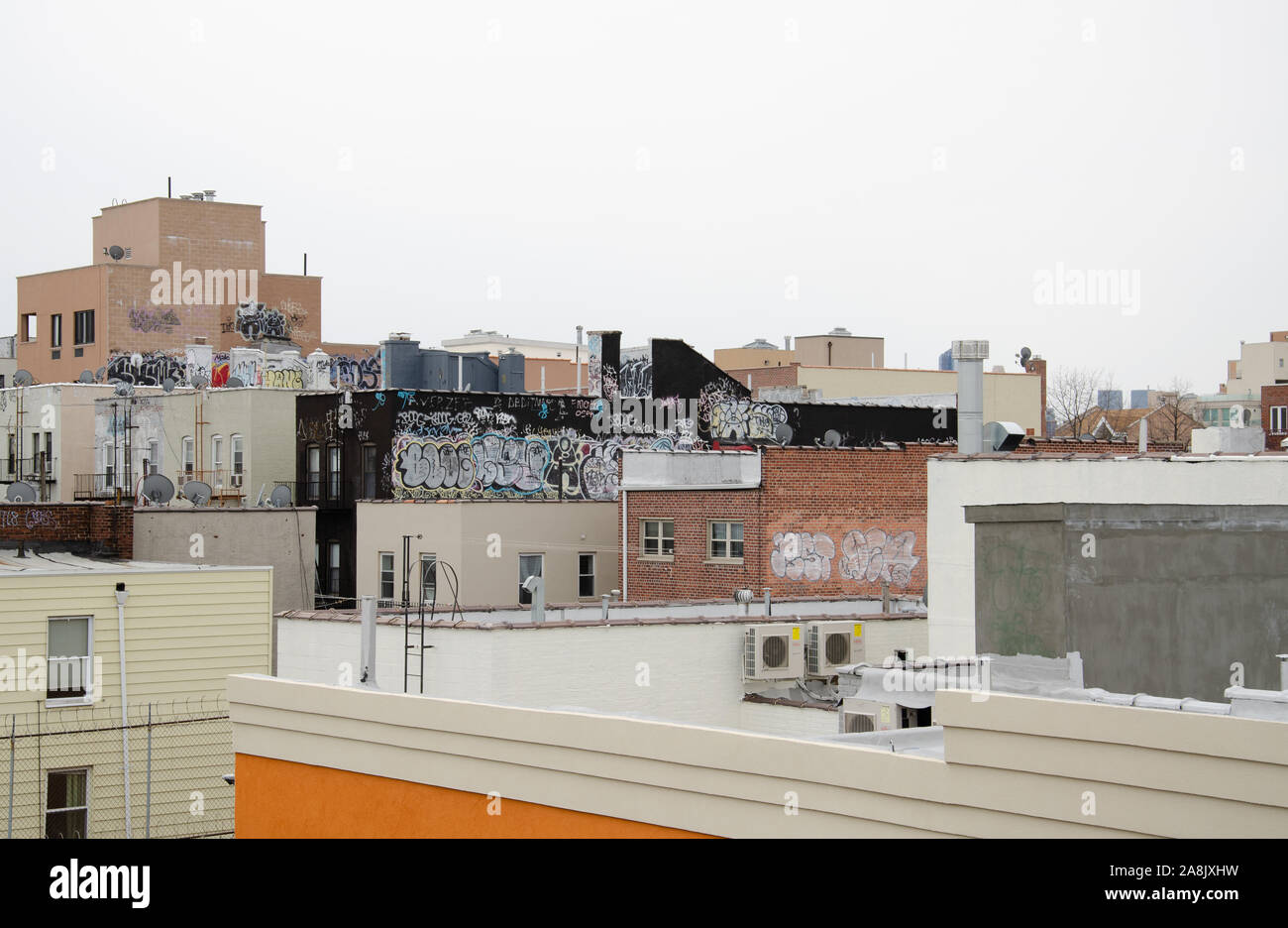Dächer und Graffiti in Queens, New York City Stockfoto