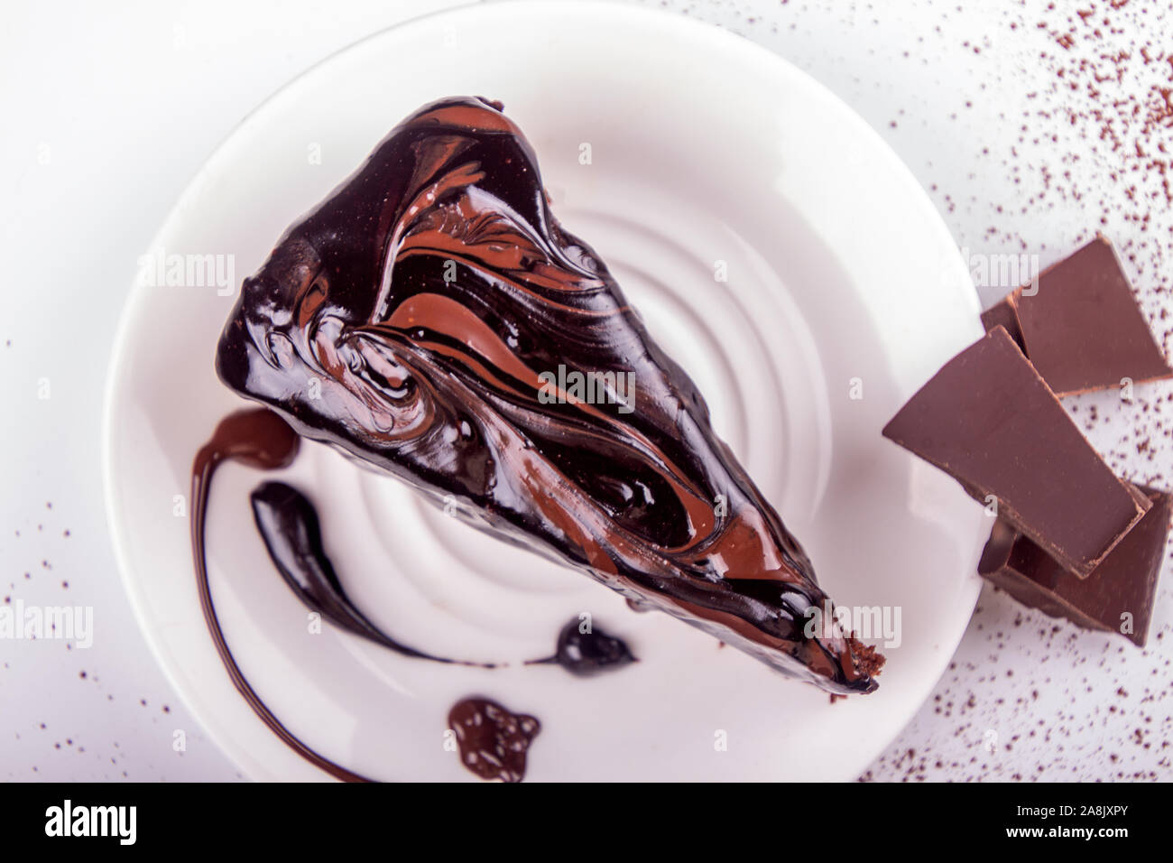 Sachr flexiblen Leitung sachertorte Kuchen auf Pfingstmontag Platte. Ansicht von oben Stockfoto