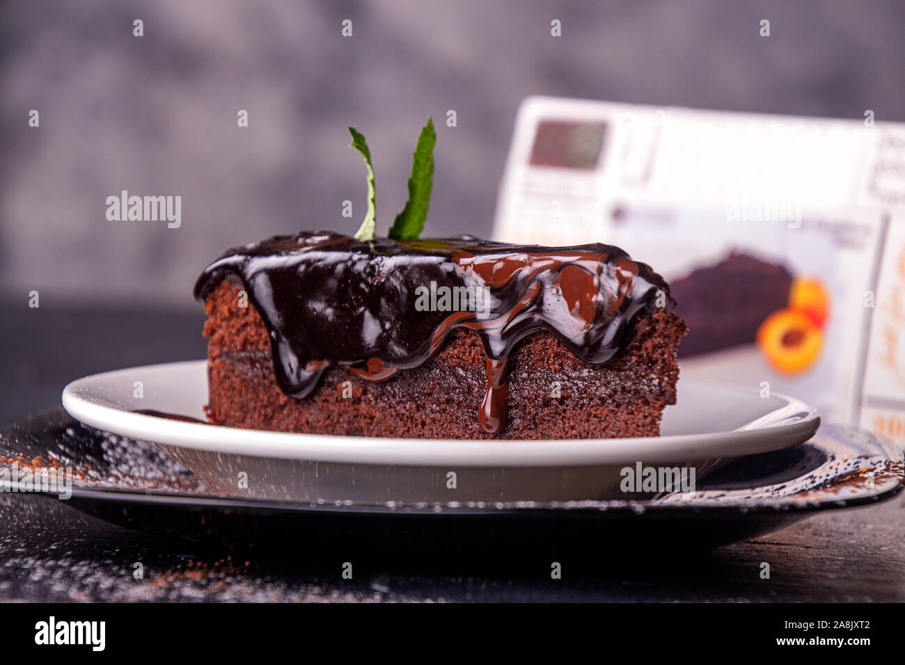 Stück Sachertorte sachr Kuchen auf Pfingstmontag Platte. Stockfoto