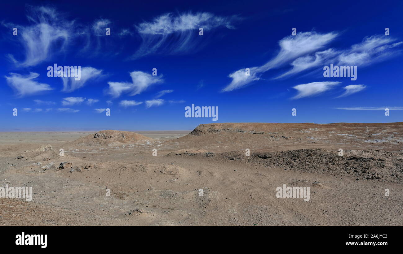 Cirrus uncinus-mares.tails Wolken über Yardang-Wind erodierte Felsflächen. Qaidam Desert-Qinghai-China-0563 Stockfoto