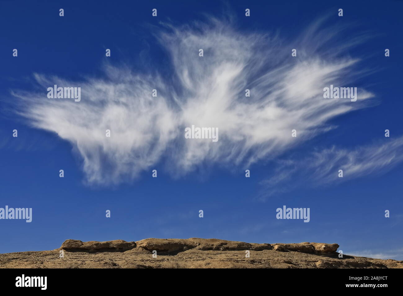 Cirrus uncinus-mares.tails Wolke über Yardang-Wind erodierte Felsfläche. Qaidam Desert-Qinghai-China-0571 Stockfoto