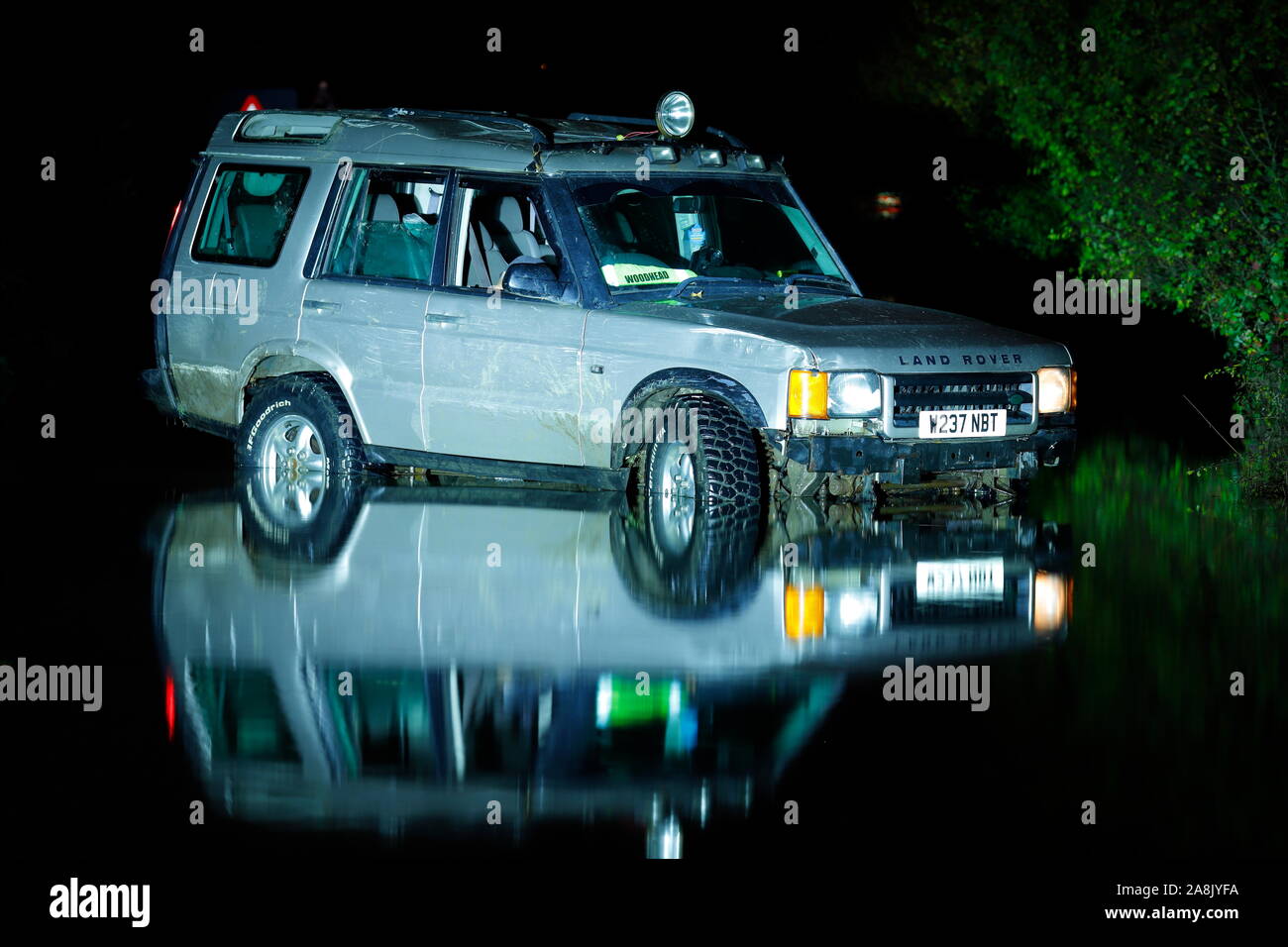 Landrover Discovery in Hochwasser an Fairburn Ings in West Yorkshire Stockfoto