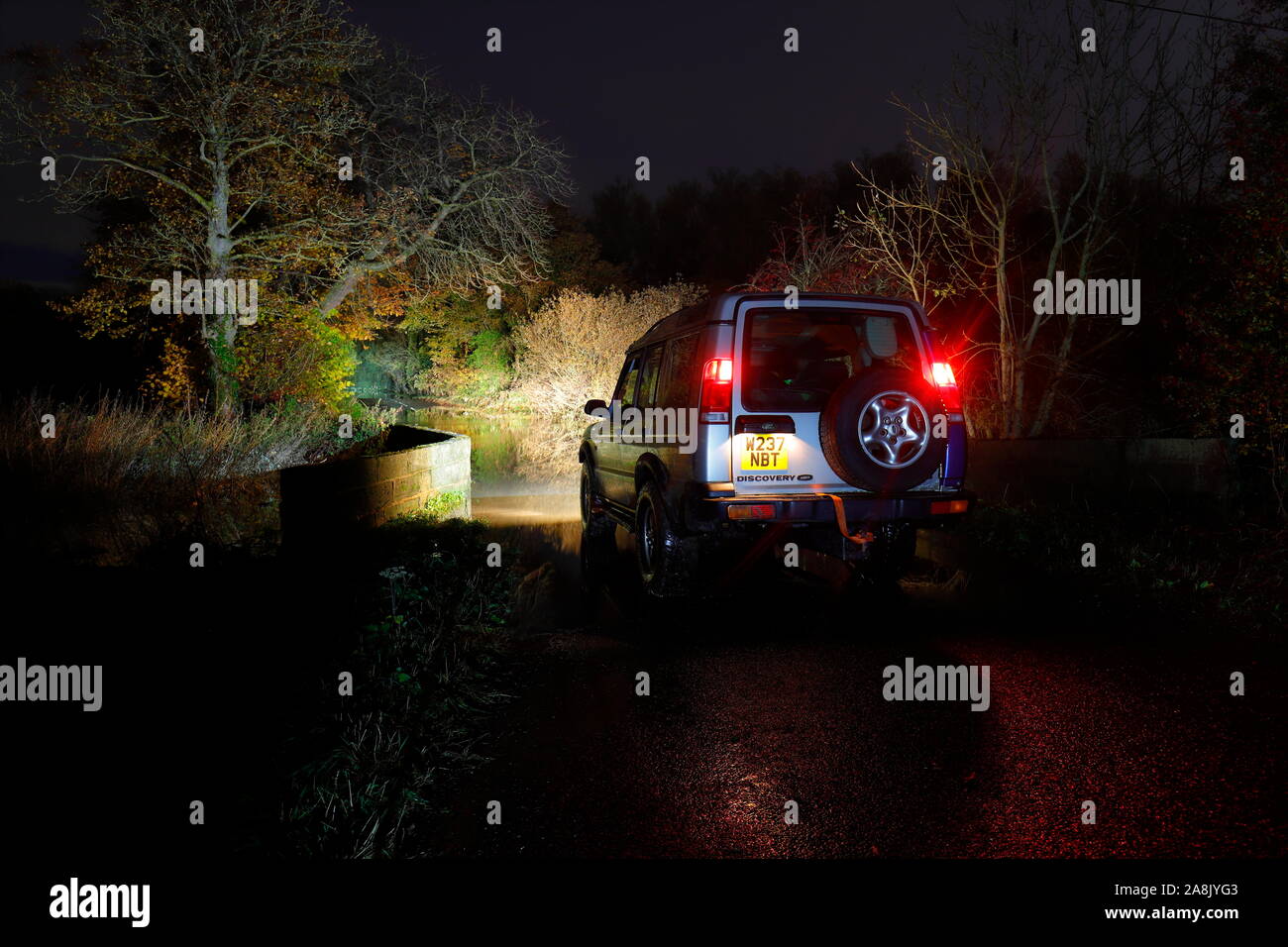 Landrover Discovery in Hochwasser an Fairburn Ings in West Yorkshire Stockfoto