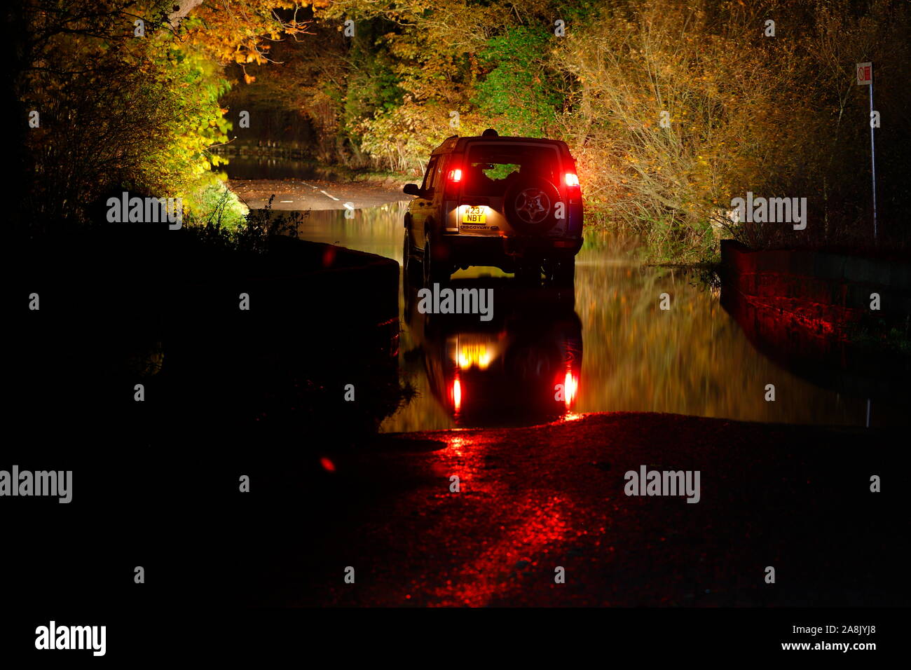 Landrover Discovery in Hochwasser an Fairburn Ings in West Yorkshire Stockfoto