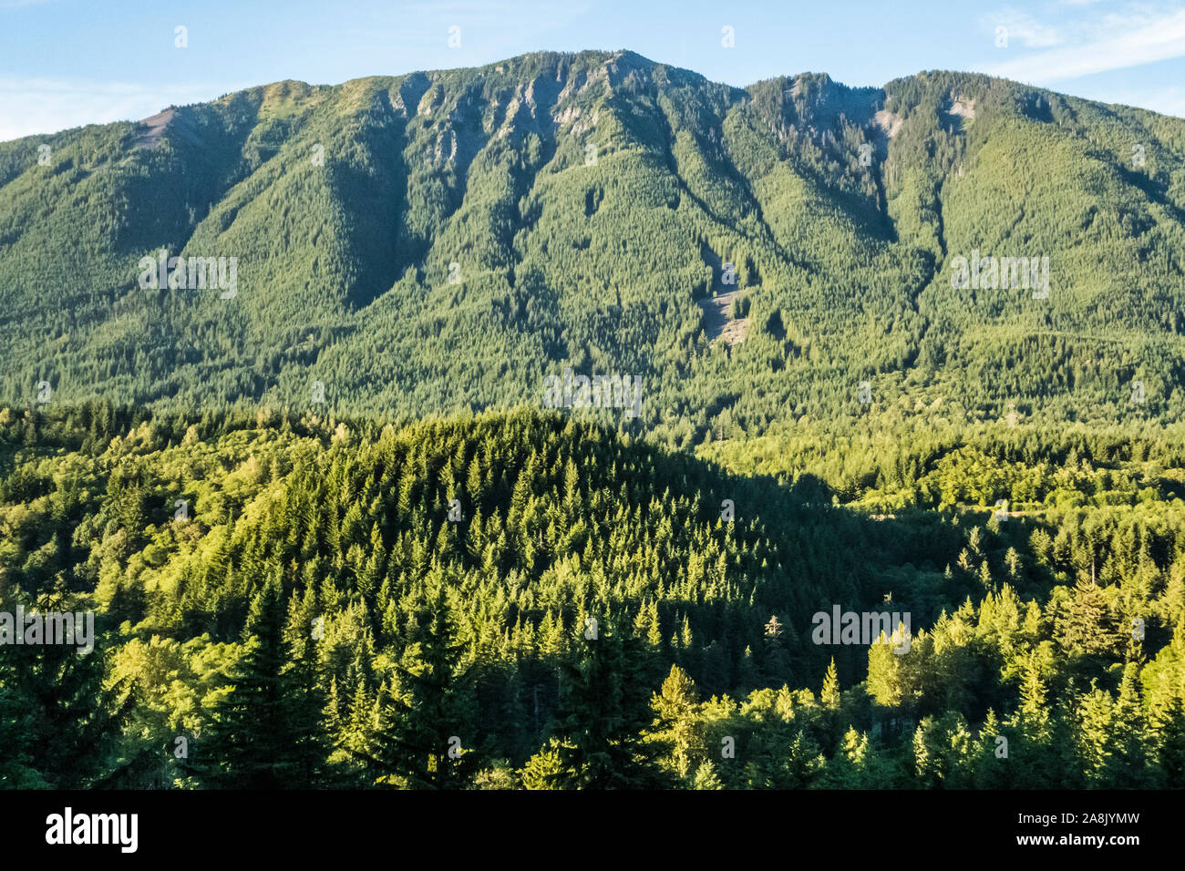 Blick über die I90 Flur von der Ausfahrt 38 in Richtung Mailbox Peak in der zentralen Cascade Mountains von Washington State, USA. Stockfoto