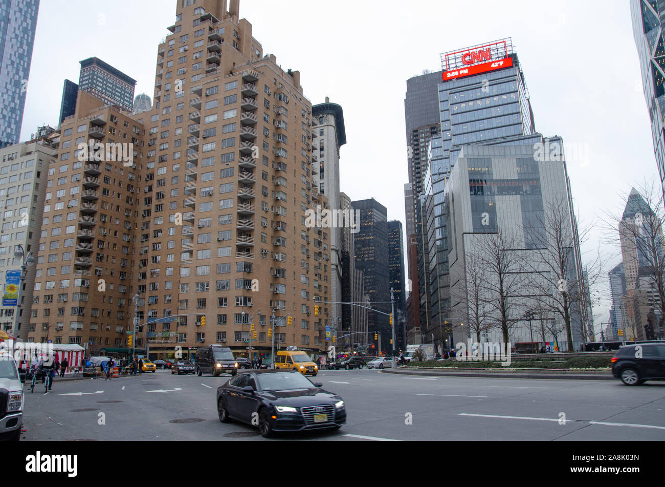 Columbus Circle mit der CNN-Gebäude an einem bewölkten Tag in New York City Stockfoto