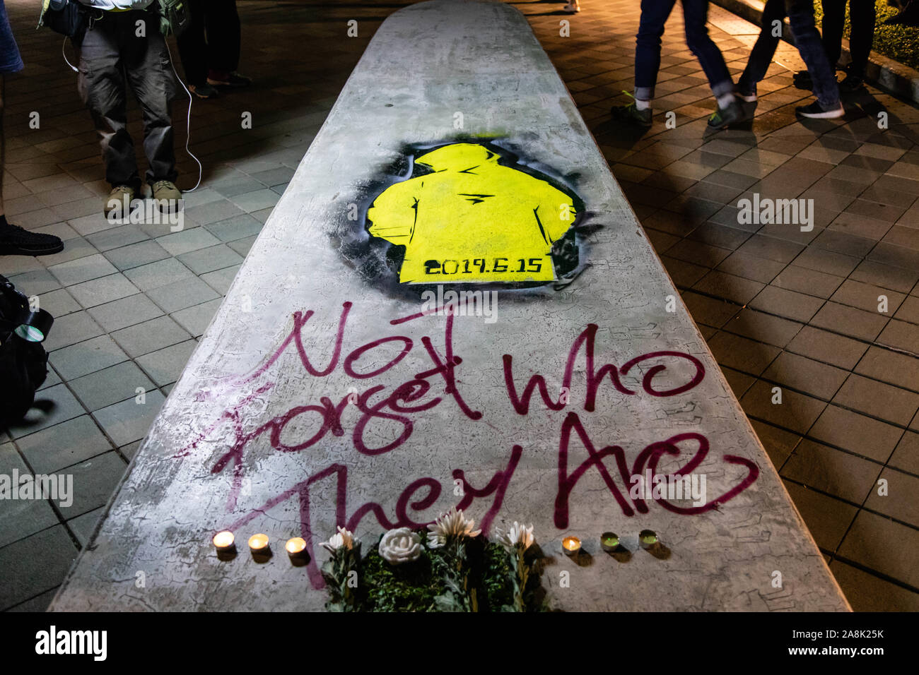 Graffiti Detaillierung der Demonstrant, der sich während der trauerfeier verabschiedet. Die Eingabe der 5. Monat der Unruhen, die demonstranten an einer Gedenkfeier für eine Demonstrantin, die nach Tagen übergeben. Reden und Gebete wurden von Veranstalter gegeben. Demonstranten sangen Lieder, skandierten Parolen und fuhr fort zu Fragen für die fünf Forderungen erfüllt werden. Stockfoto