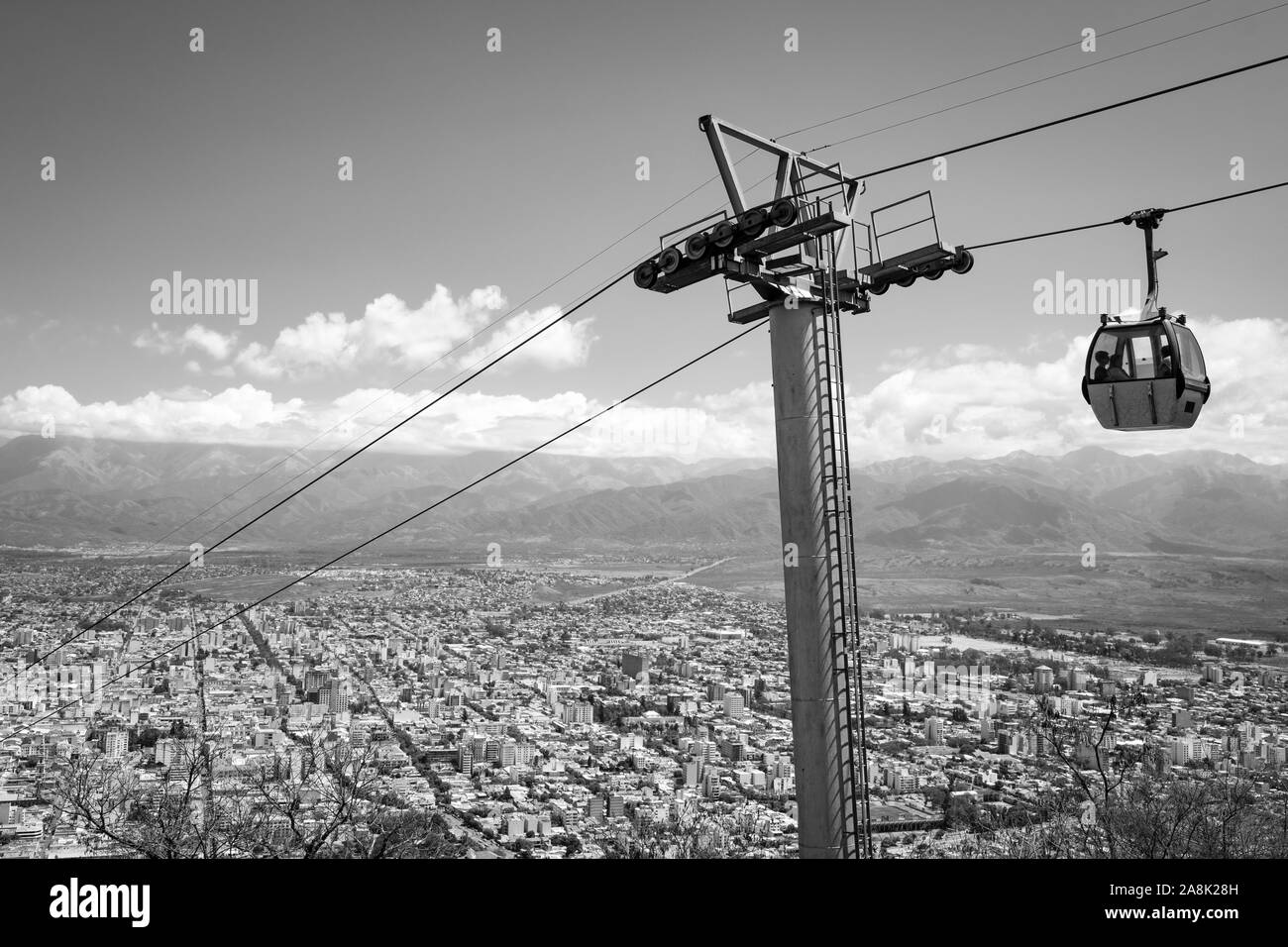 San Bernardo Seilbahn in klassischem Schwarz und Weiß reist zum und vom Gipfel des Cerro de San Bernardo in Salta, Argentinien Stockfoto